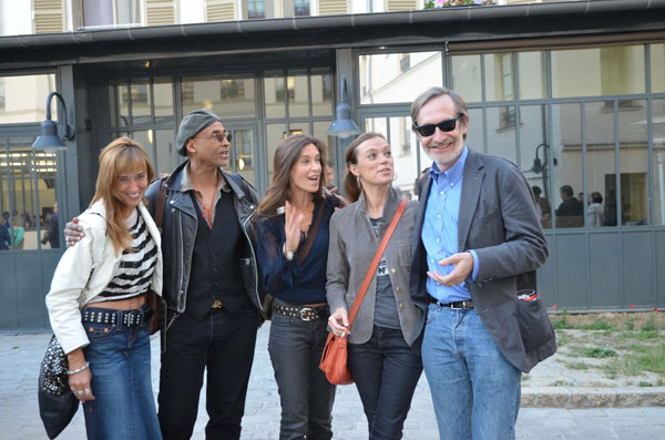 Les trois filles de Roger Thérond avec Stanley Greene et Jean-François Leroy au vernissage de Polka Magazine 13. Photographie © Geneviève Delalot pour www.a-l-oeil.info