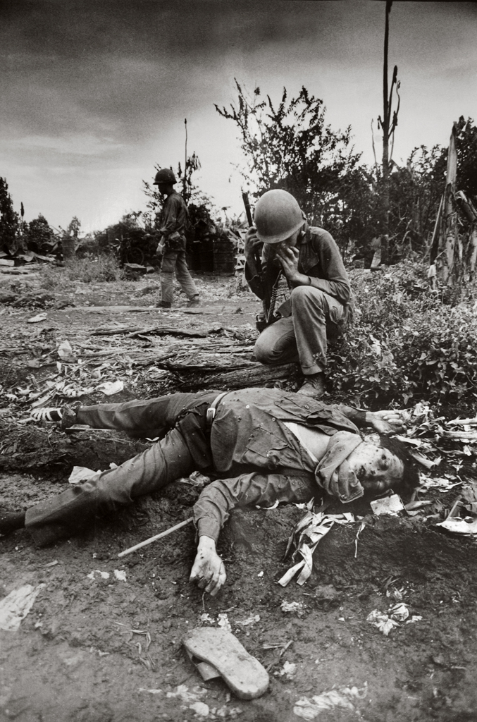 ©Marc Charuel/Maxppp. GA050329CHA018. VIETNAM. 01 12 1974. UN SOLDAT SUD-VIETNAMIEN VERIFIE DU BOUT D'UN BAMBOU QUE LE CADAVRE D'UN VIETCONG TUE LA VEILLE AU COURS DE COMBATS A SANTA MARIA PRES DE LA VILLE DE LA VILLE DE PHUOC LONG NE SOIT PAS PIEGE. GOVERNMENTAL SOLDIER IS CHECKING A VC DEAD BODY KILLED A DAY BEFORE DURING FIGHTING IN SANTA MARIA 