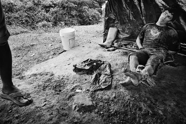 Fernch Guiana, Dorlin, Comando três, Inini. Orpaillage clandestin, reglement de comptes entre garimpeiros. L’or attire et s’il est indéniable que pistoleros ou trafiquants de toutes sortes se côtoient en forêt, la main d’œuvre des chantiers illégaux reste surtout composée de personnes qui n’ont guère d’autre choix de vie et viennent ici gagner un salaire. En forêt on travaille mais la force fait loi.