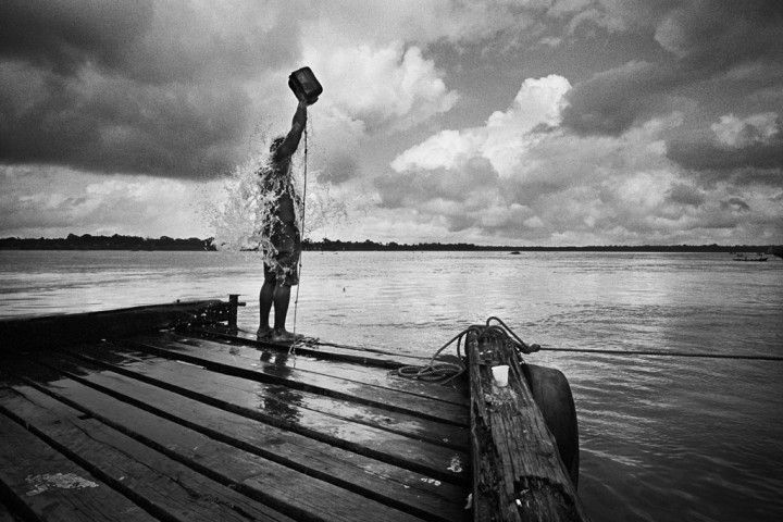 Brazil, Etat de l’Amapa, fleuve Amazonas, Santana. Santana, port sur l'embouchure de l’Amazonas, point d’arrivée de la future liaison routière entre la Guyane et le Brésil, qui s’achève avec l’ouverture du pont de l’Oyapock. Santana dessert les principales villes de l'Amazonas et constitue un carrefour de l'immigration clandestine. Quotidiennement des familles de migrants débarquent ici pour partir tenter leur chance en Guyane française.