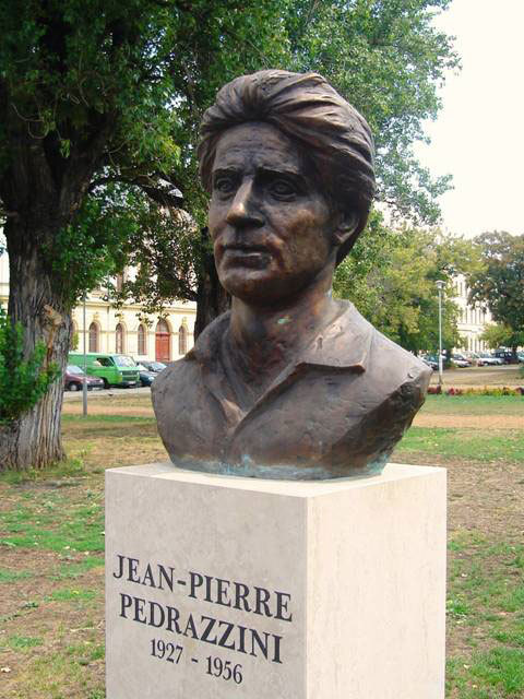 Jean-Pierre Pedrazzini (1927-1956). Mémorial Jean-Pierre Pedrazzini est à la place de la République à Budapest, à côté de l'endroit où il a été blessé à mort le 30 Octobre 1956. Ce buste erecta par les ambassades de France et de la Suisse de la Hongrie ainsi que dans le match pour le magazine Paris, à l'initiative de Saint Ladislas Association de la Jeunesse a été inauguré le 23 Octobre 2006 par M. Moritz Leuenberger, Président de la Confédération suisse et Mme Catherine Colonna, ministre délégué de la République française des Affaires européennes et M. Olivier Royan, directeur du Match magazine Paris. © Fekist / www.wikipedia.hu