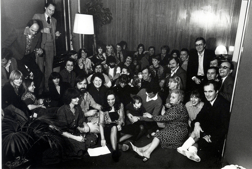 L’équipe Sygma (1976) Christian Simonpietri, Léonard de Raemy, Josette Chardans, Henri Bureau, Marie Pierre Farkas, Monique Kouznetzoff, Micha Henrotte (enfant), Me Kouznetzzoff mère, Frédérica Kostadinoff, Patrice Habans, Michel Philippot, Gérard Rancinan, Hubert Henrotte, Claude Duverger, Philippe Ledru, Catherine Poubeau, Tony Rubichon, Jean Louis Atlan, Annabelle Karouby, Régis Bosu, Eliane Laffont, Xavier Périssé, Michèle Jobert, Anne-Marie Périssé, Jean-louis Gazinière, Pierre Vauthey, Frédérique d'Anglejean, Gérard Wurtz, Richard Melloul,Fabian Cevallos… © Léonard de Raemy