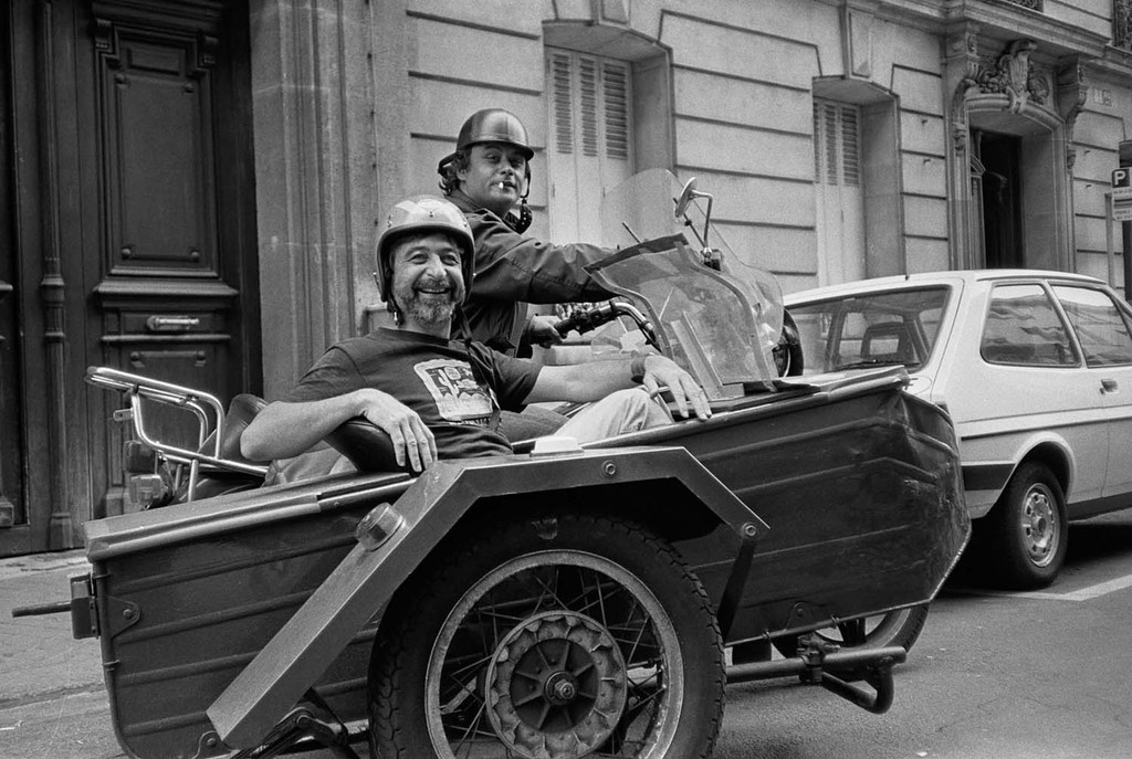 Devant locaux Sygma rue Lauriston JP Laffont et notre motard de Presse. Circa 1980 © JP Laffont