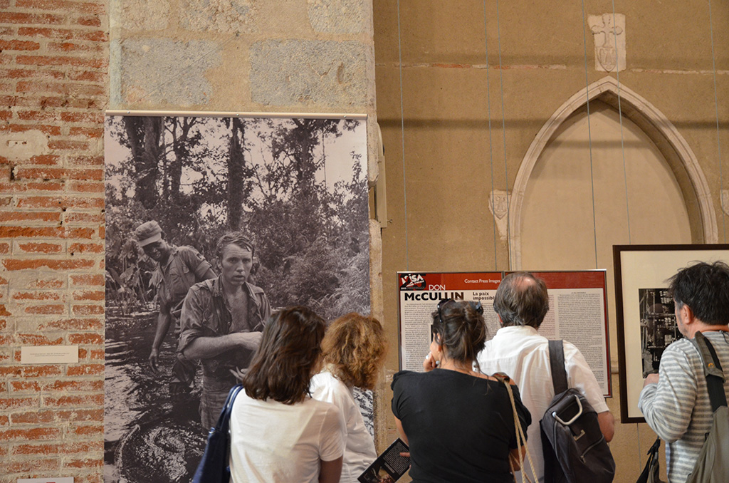 La photo de McCullin en tête de l'exposition de Perpignan est de Gilles Caron au Biafra