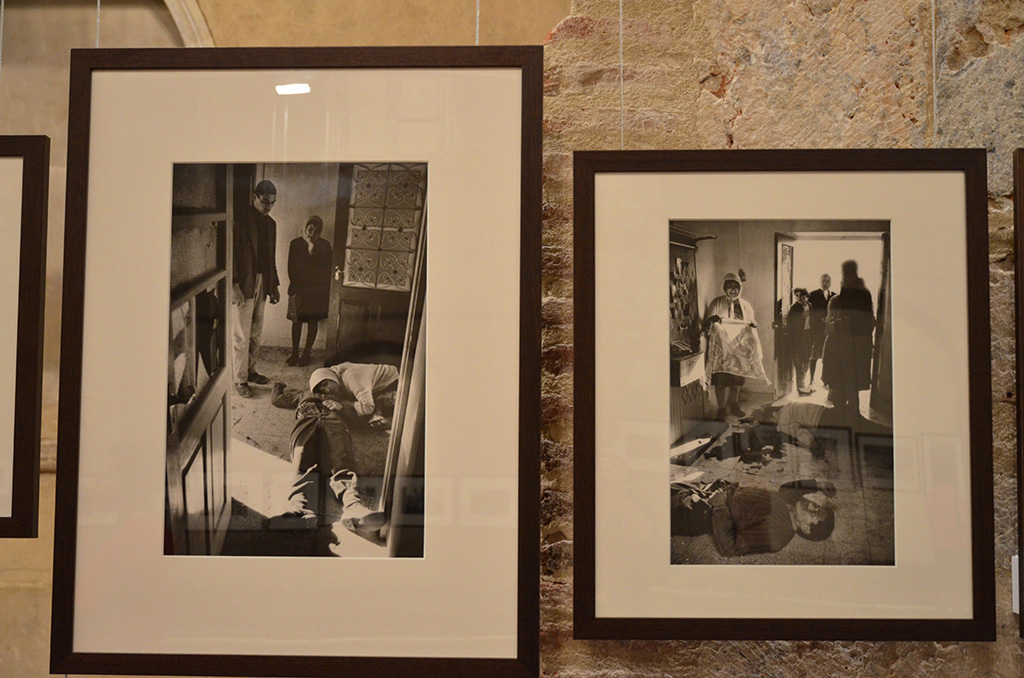 Exposition de Perpignan, on note que McCullin a tiré en plus grand, la photo suivante où la femme a mis la serviette sur la tête de son mari.