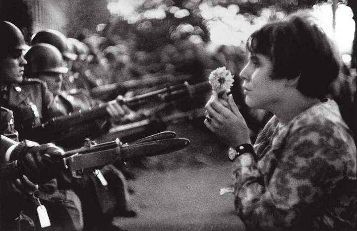 Marc Riboud (France, 1923) Jane Rose Kasmir. Manifestation contre la guerre au Vietnam Washington, 21 octobre 1967 © Marc Riboud