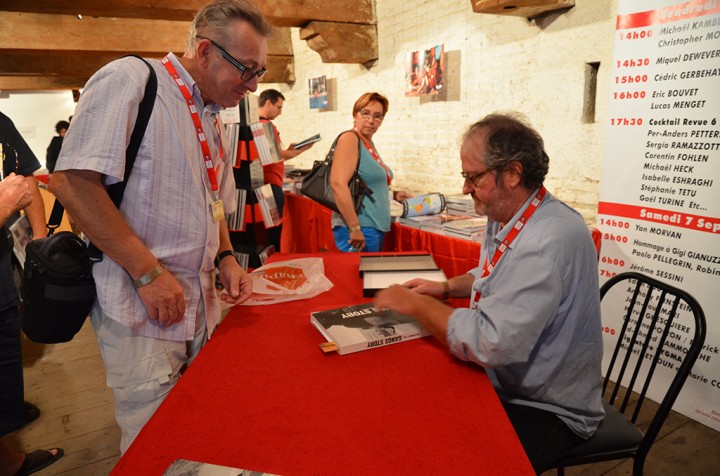 Visa pour l'image septembre 2014, Yan Morvan signe Gang Srory à la librairie du festival (c) Geneviève Delalot