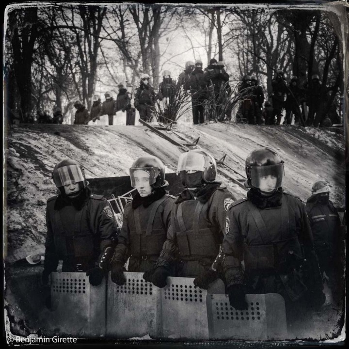 © Benjamin Girette / IP3 press : Kiev le 2 Fevrier 2014 : De nombreux badauds, touristes ou encore sympathisant profitent du week end pour venir voir les barricades ˆ l'entrŽe du stade Dynamo. Des guides sont Žgalement prŽsents pour les groupes afin de vous faire une visite des diffŽrents lieux clŽs de la mobilisation.