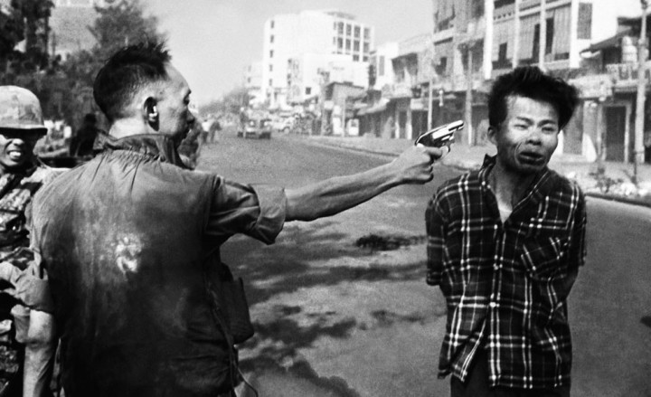 L'exécution sommaire, le 1er février 1968, dans une rue de Saïgon, d'un prisonnier vietcong par le chef de la police du sud du Viêt Nam © Eddie Adams / AP