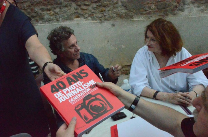 Patrick Chauvel, Phyllis Springer - Signatures des livres "SIPA - 40 ans de photojournalisme" de Michel Setboun et de "Les pompes de Ricardo Jésus" de Patrick Chauvel - Librairie Chapître.com - 24è édition du Festival international du photojournalisme (c) Geneviève Delalot