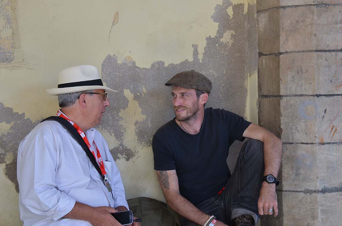 Perpignan, 31 aout 2014 Visa pour l'image, le photographe Olivier Laban Mattei accorde un entretien à Michel Puech pour A l'oeil, Mediapart et la radio WGR © Geneviève Delalot