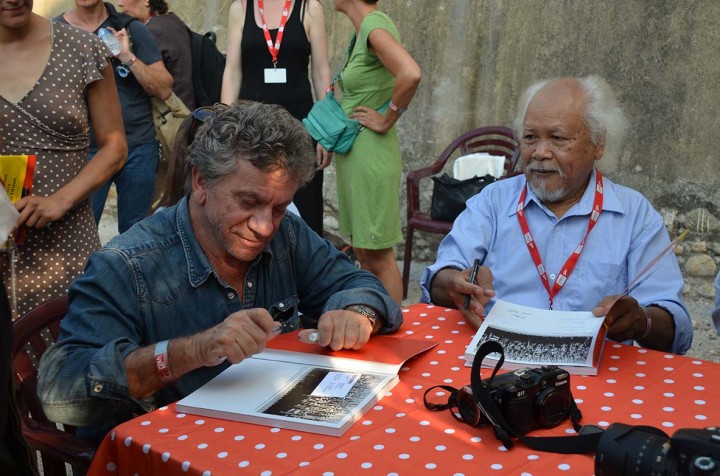 Perpignan, Visa pour l'image, Patrick Chauvel signe "Ceux du Nord" en compagnie des photographes vietnamiens à la librairie Ephémère (c) Geneviève Delalot