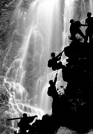 1970. Des éclaireurs nord-vietnamiens sont à la recherche d’un passage au milieu des rapides pour les unités de logistique qui suivront avec le ravitaillement en vivres et munitions. © Doan Công Tinh