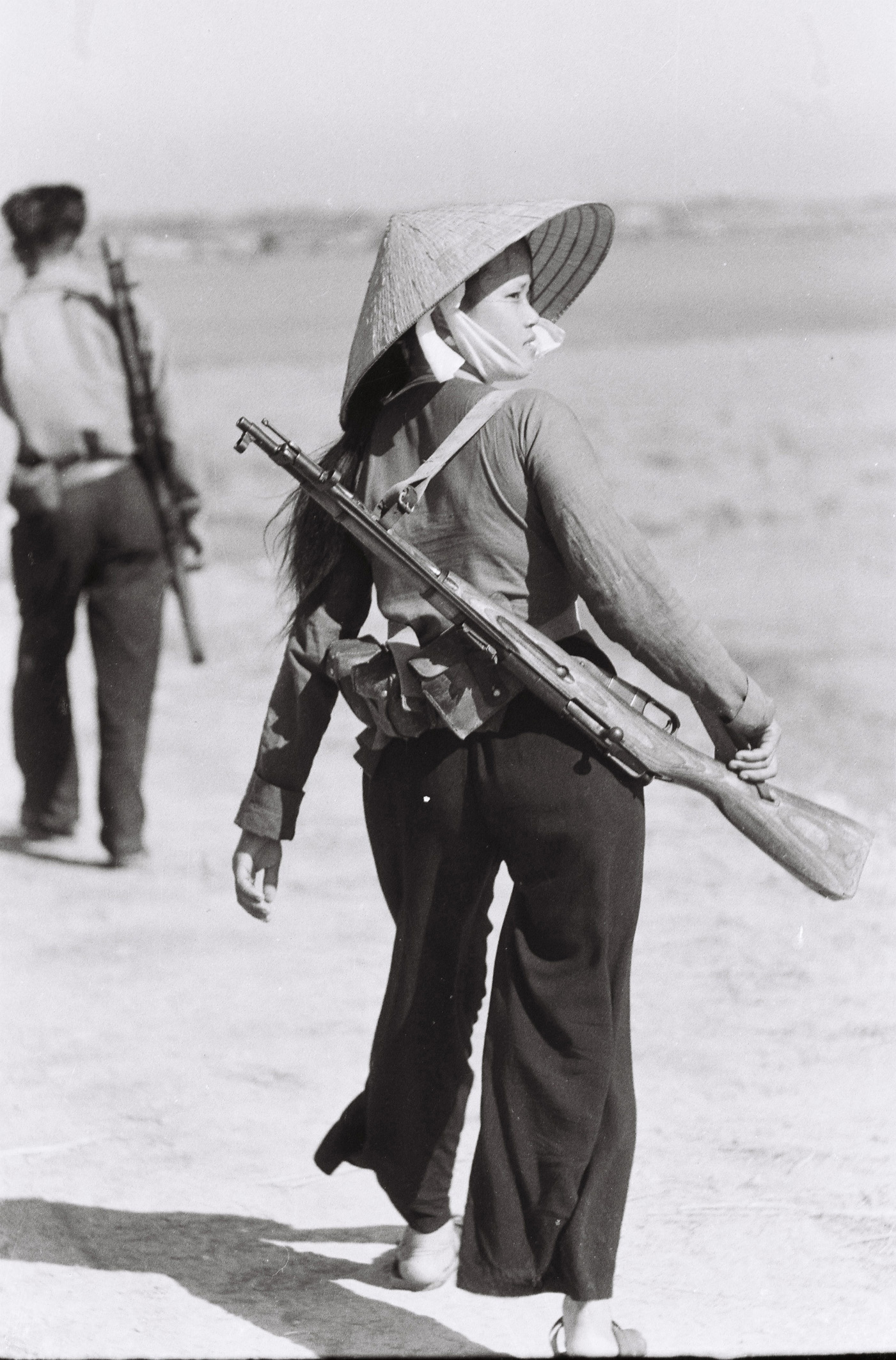 1966. À 19 ans, Nguyen Thi Hien est chef de l’escouade de la milice à Yen Vuc, district de Ham Rong, province de Thanh Hoa. Elle a survécu à plus de 800 raids aériens et a été enterrée vivante à quatre reprises lors des explosions des bombes de B-52. © Maï Nam