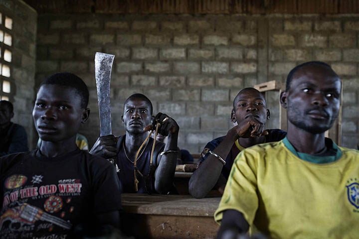 République centrafricaine, 15 décembre 2013. Des hommes du « Mouvement de révolte des forces armées centrafricaines pour le peuple », à majorité chrétienne, reçoivent une instruction militaire dans une école des faubourgs de Bangui. © Michaël Zumstein / Agence VU pour Le Monde Central African Republic, December 15, 2013. Men from the Popular Rebel Movement of the Central African Armed Forces [Mouvement de révolte des forces armées centrafricaines pour le peuple], a mainly Christian group, being given military training in a school in a suburb of Bangui. © Michaël Zumstein / Agence VU for Le Monde