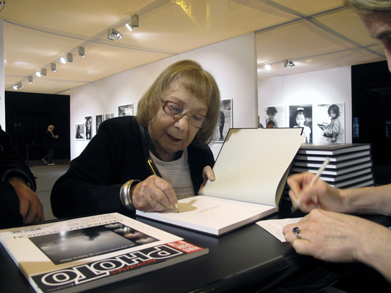 Sabine Weiss au Salon de la Photo à Paris 2014 (c) Philippe Charliat pour A l'Oeil