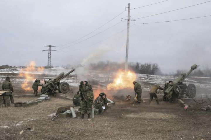Alors que le cessez-le-feu est en vigueur depuis le 15 fevrier 2015, dans les bois Ouglegorsk, des batteries de 152 mm tirent sur les positions de l'armee ukrainienne situe a quelques kilometres. Les obus de 152 mm pèsent 47 kg avec une charge de 11 kg de poudre pour les propulser. Photographie © 