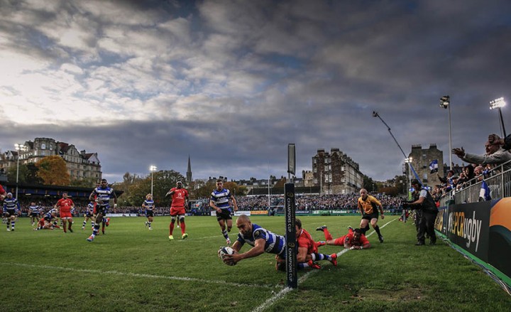 Toulouse's French wing Vincent Clerc (R) tackles out Bath's English wing Olly Woodburn (C) to prevent the try during the European Rugby Champions Cup match between Bath Rugby and Toulouse at The Recreation Ground in Bath, southwest England, on October 25, 2014. AFP PHOTO / ADRIAN DENNIS