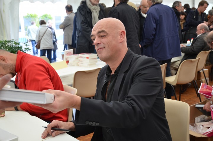 Rémy Ourdan signe Bosnia à la foire du livre du Prix Bayeux Calvados en 2012 &copy Geneviève Delalot