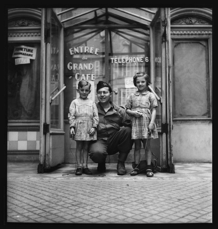 John Morris a Bayeux, Normandie, 26 juillet 1944, photographie by Ned Buddy.