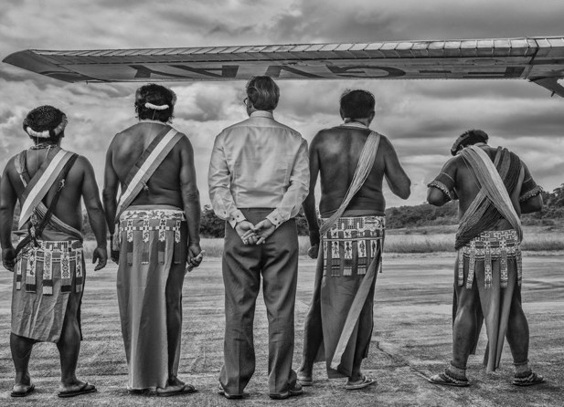 Camopi, février 2015, Monsieur le Sous-Préfet de l’Est Guyanais et les chefs coutumiers de Camopi attendent la visite de Madame la Ministre des Outre-mer. © Christophe Gin pour la Fondation Carmignac