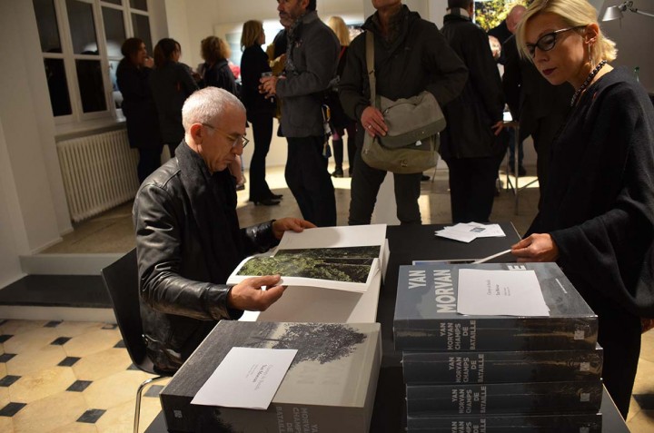 Paris le 9 nov 2015, Vernissage de l'exposition Champs de bataille de Yan Morvan Paris le 9 nov 2015, Vernissage de l'exposition Champs de bataille de Yan Morvan et sortie du livre du même titre aux Editions PhotosynthèsePhotographie ©Geneviève Delalot