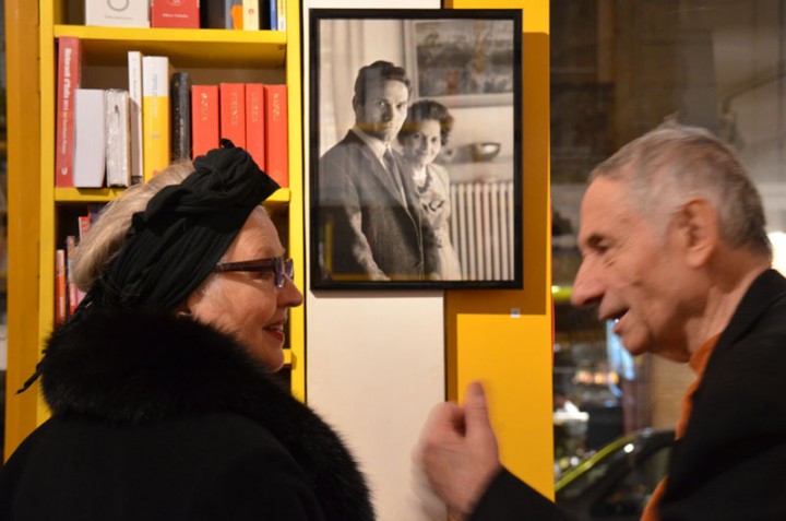 Hanna Shygulla et Mario Dondero à la petite galerie de la librairie italienne Tour de Babel, 10 rue du Roi de Sicile à Paris
