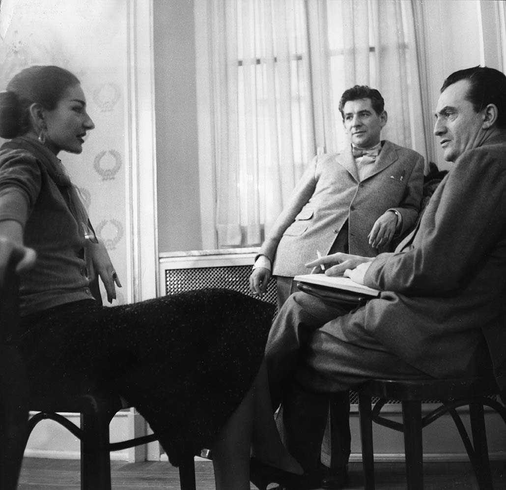 Maria Callas avec Luchino Visconti et Leonard Bernstein à la scala de Milan pendant les répétitions de La Sonnambula de Bellini. Milan 1955Photographie ©Mario Dondero