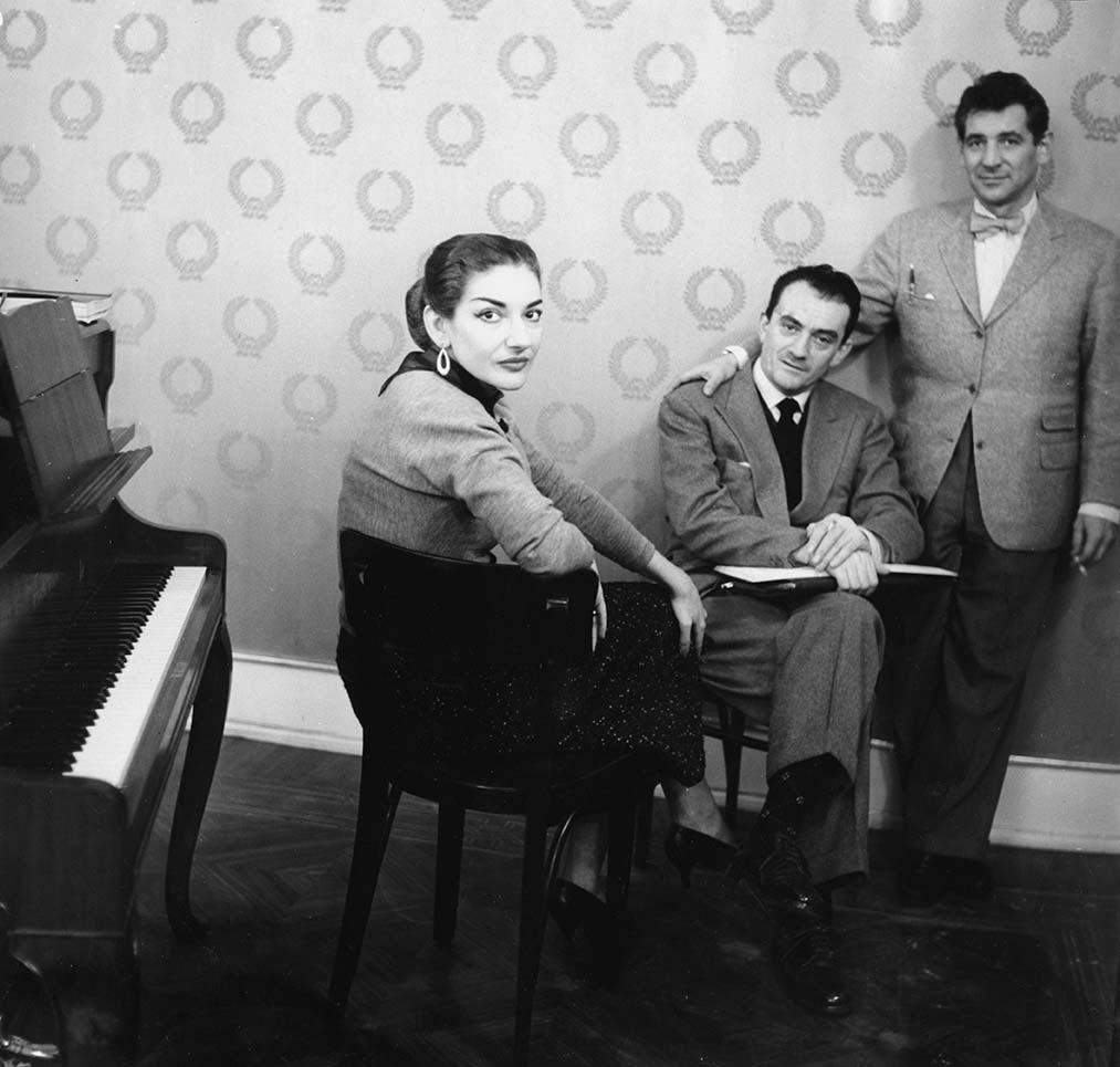 Maria Callas avec Luchino Visconti et Leonard Bernstein à la scala de Milan pendant les répétitions de La Sonnambula de Vincenzo Bellini. Milan 1955 Photographie ©Mario Dondero