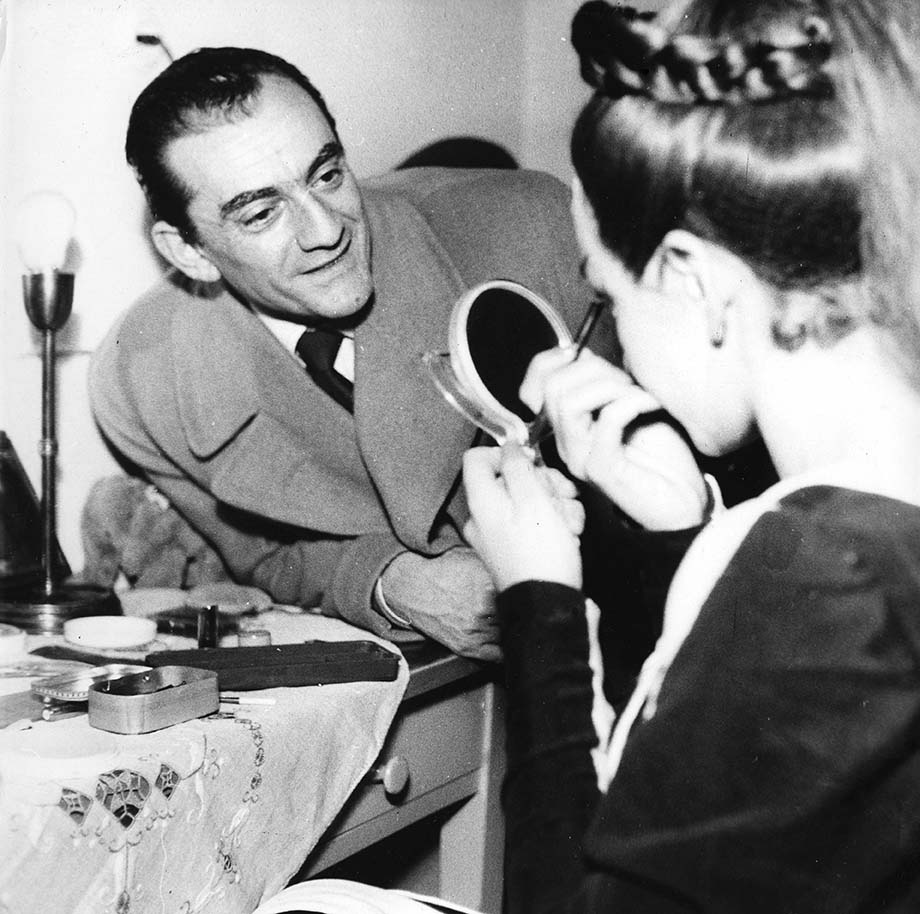 Luchino Visconti assistant Maria Callas pendant la séance de maquillage pour "Médée" de Luigi Cherubini (1760-1842) au Théâtre de l'Opéra de Rome en mars 1955. ©Dondero/Leemage Photographie ©Mario Dondero