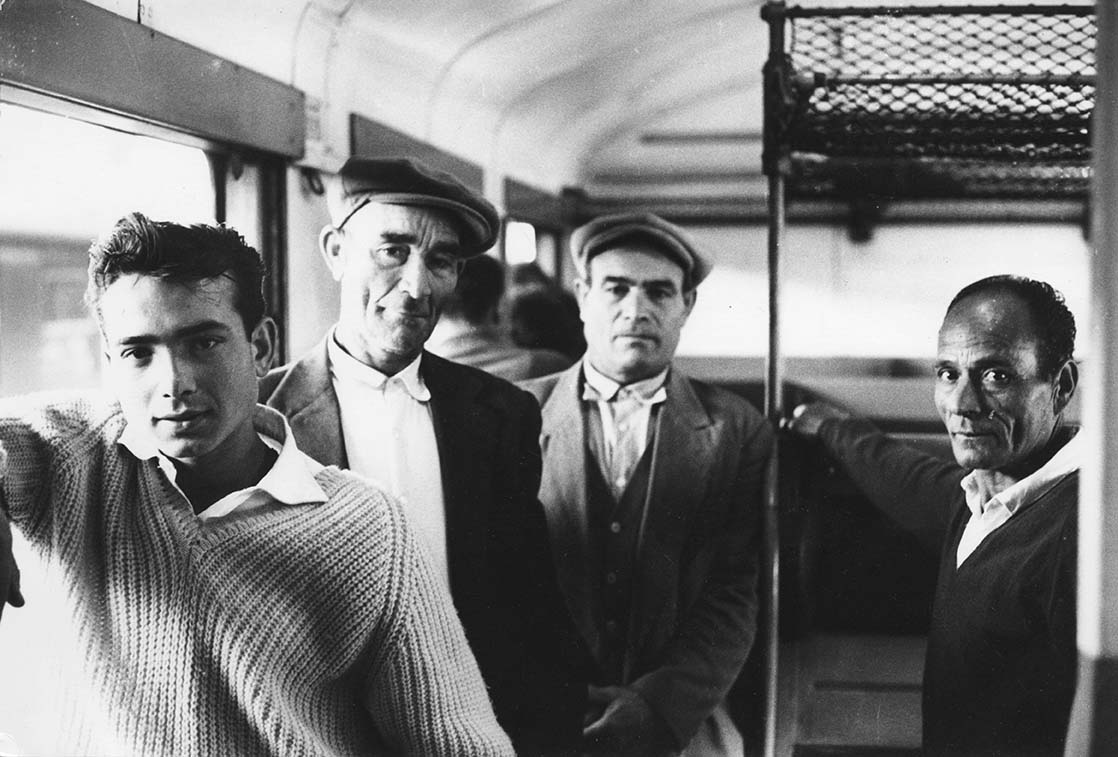 Immigres italiens sur un train dans le sud de la France. Milieu des annees 1950. Photographie ©Mario Dondero