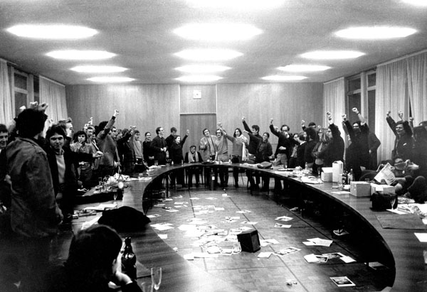 France. Ile de France. Nanterre. Campus universitaire. 22 mars 1968. Occupation de la salle du conseil de la fac de lettres dans le batiment administratif, action qui donnera naissance au "Mouvement du 22 Mars" (c) Gérard-Aimé / Gamma-Rapho