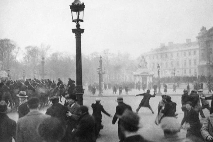 Paris, février 1934 : « Il faut que le gouvernement se rende compte que le peuple est réveillé, décidé à en finir avec les internationaux révolutionnaires et les politiciens pourris », écrit « l’Ami du peuple » Photo (c) Roger-Viollet