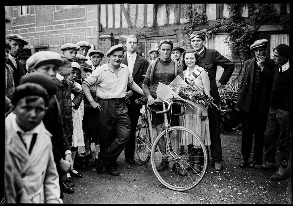 Le gagnant ou un participant de la course cycliste « Paris-Vimoutiers » créée en 1934 et qui porta ce nom jusqu'en 1943, avant d'être renommée « Paris-Camembert ». Cette course est une classique exigeante, avec un parcours de 200 km et des côtes difficiles dans les derniers kilomètres. Elle est aujourd'hui une épreuve internationale de cyclisme sur route, comptant pour l'UCI Europe Tour. Fonds Martin Ledanois / Archives départementales de l’Orne