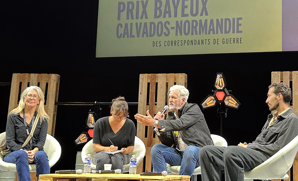 Bayeux 11 octobre 2025 - Fiora Turner, Gary Knight au micro et le représentant d'Inex - Photo Thomas Haley