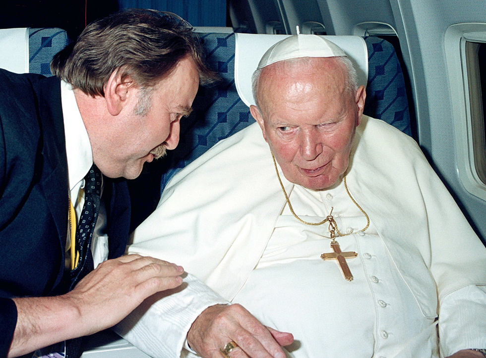 Pologne, 18 aout 2002 - Huitième pèlerinage du Pape Jean-Paul II en Pologne. Sur la photo : le photojournaliste polonais Wojtek Laski en conversation avec le Pape à bord de son avion. <br> Photo : Arturo Mari / CVS (Etat du Vatican) / East News 