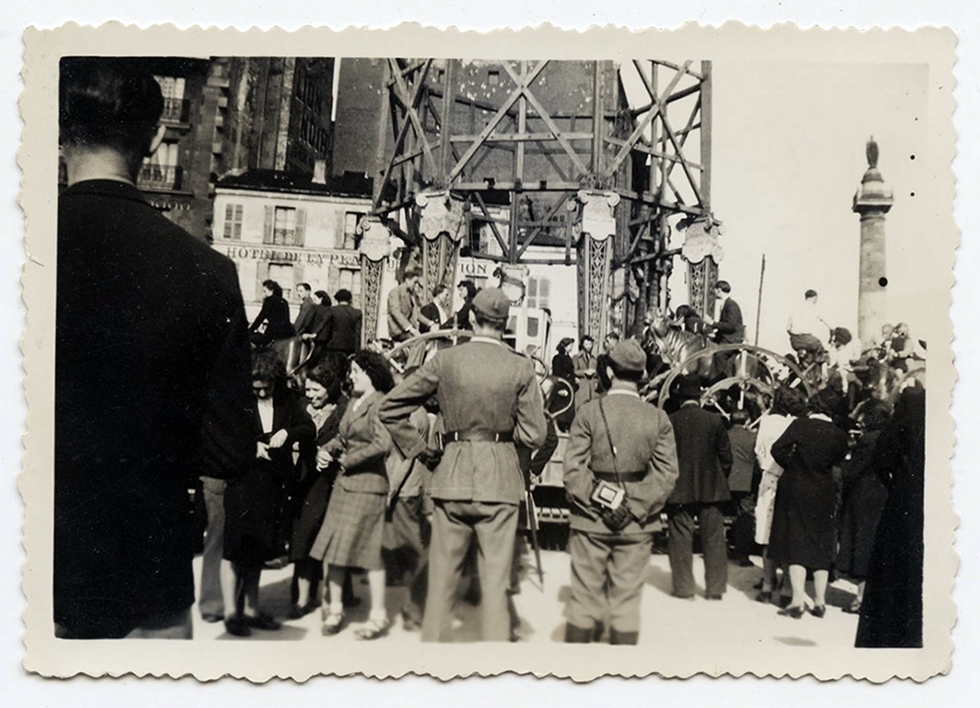 Paris occupé : « A la fête de la nation, les Fritz s’étonnent que les “vaincus” s’amusent pendant que les “vainqueurs” s’ennuient… 8 juin 1941, 16 h » est écrit à la plume au verso de la photographie. Raoul Minot - Collection privée Stéphane Jaegle / Stéphanie Colaux