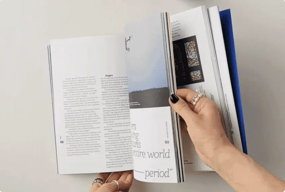 Le magazine imprimé "Le pouvoir de l’intérieur" publié en 2025 par la rédaction. (© The Kyiv Independent) (© The Kyiv Independent) + Pages intérieures (capture d’écran d’une vidéo).