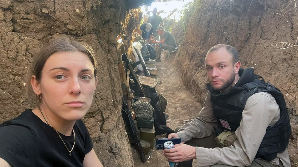 Olena Zashko, vidéaste du Kyiv Independent, et le journaliste Francis Farrell, lors d'un reportage au sein d’une unité d'infanterie près de Toretsk, dans l'oblast de Donetsk, en juillet 2024. (© Olena Zashko)