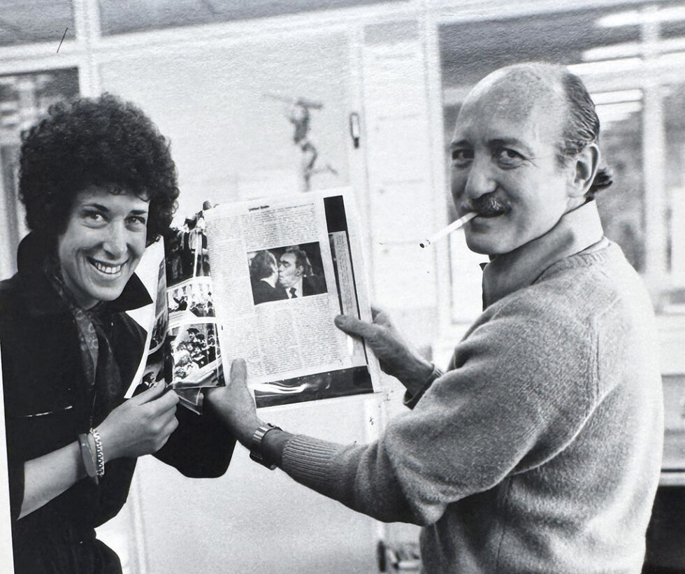 Barbara Naglesmith et Arnold Drapkin, du magazine *Time*, montrant Brejnev embrassant le président Carter lors du sommet SALT II, ​​en 1979.