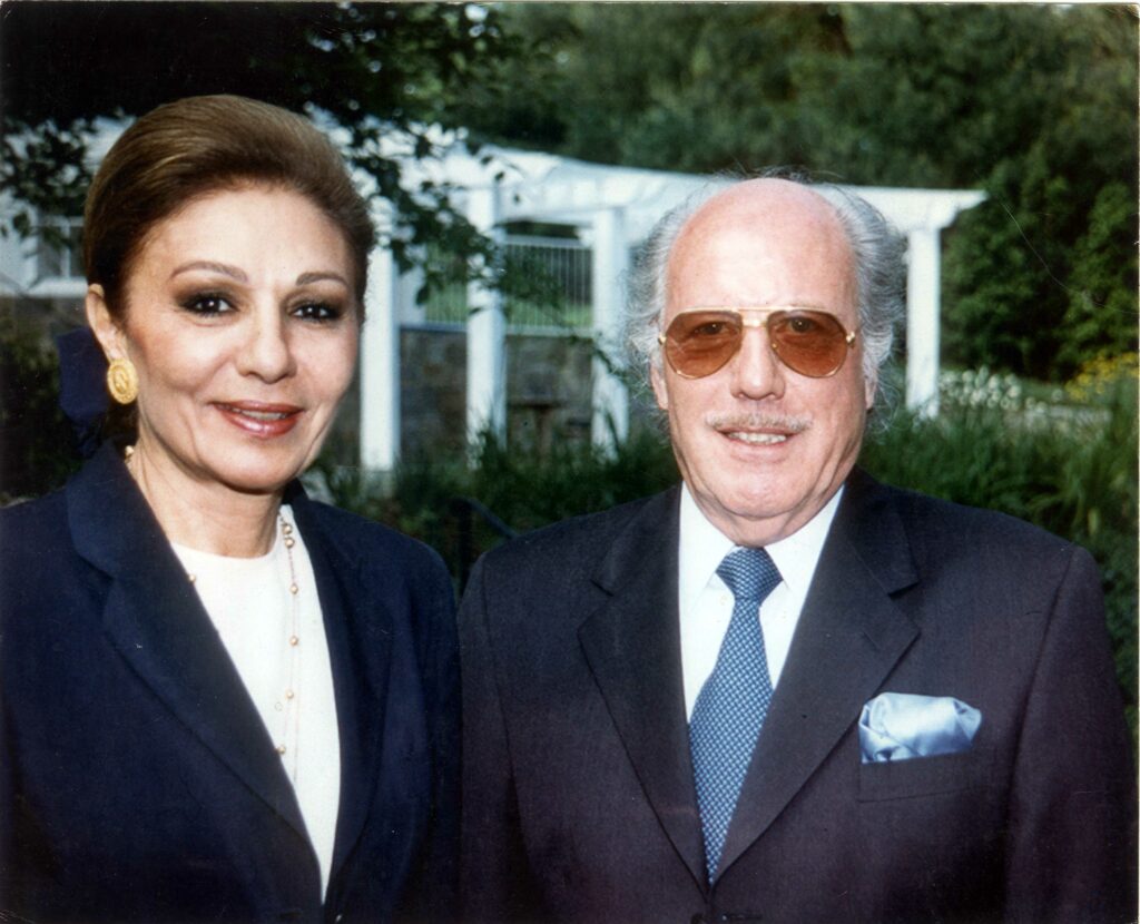 Jean Desaunois (1934 – 2011) directeur d'Imapress et Président de la FNAPI en compagnie de Farah Diba Pahlavi dernière épouse du Shah d'Iran - Photo DR