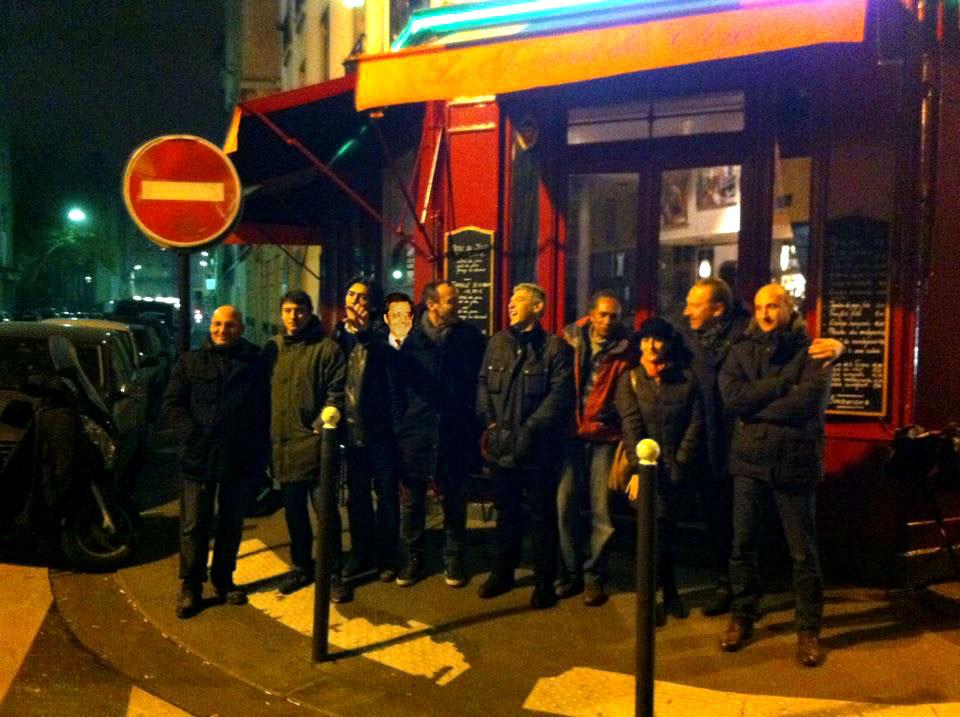 « Un soir au café à côté d’Imapress : il y a Olivier Bordes, Fabrice Chassery, Said Movahed, Pierre Menochet (red’ chef), Stéphane Cardinale, Romuald Meigneux, JC N’Diaye, Hélène (icono), et les deux autres… j’ai oublié. Mais je n’y étais pas ce soir‑là. » Jeff