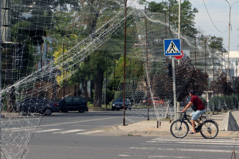 A Kramatorsk le 2 septembre, ce cycliste s'apprête à passer à un carrefour dont les feux ne fonctionnent plus du fait des incessantes coupures liées aux frappes russes sur le réseau énergétique de la ville. © Thierry Birrer