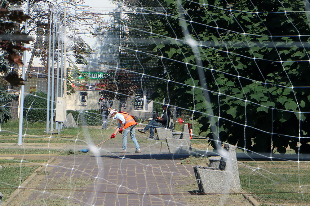 A Kramatorsk le 2 septembre, cette employée de la ville continue à balayer un espace public que plus personne n'utilise car il n'y a pas de filets de protection contre les drones FPV à cet endroit. © Thierry Birrer