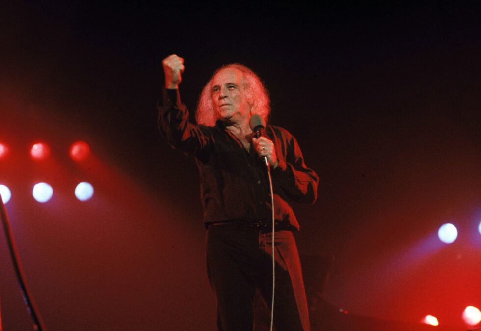 Leo Ferre chante a l'espace Balard, premier gala de soutien pour radio libertaire menacee d'interdiction par l'etat<br />Paris, FRANCE - 13/12/1983.
