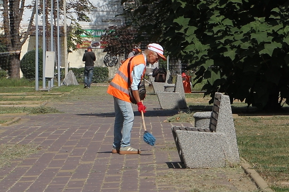 A Kramatorsk le 2 septembre, cette employée de la ville continue à balayer un espace public que plus personne n'utilise car il n'y a pas de filets de protection contre les drones FPV. PhorofeThierry Birrer
