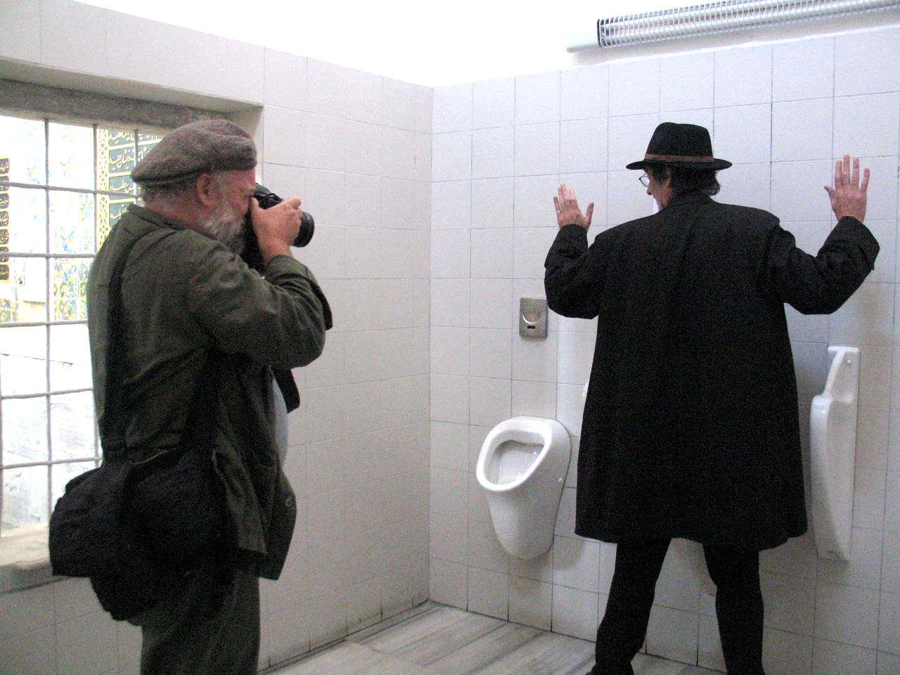 Turquie, Musée d'art moderne d'Istanbul, septembre 2006 - Thomas Haley photographiant Jean-François Leroy dans les toilettes du musée à l’occasion de l’exposition « Right Place, Right Time » de Göksin Sipahioğlu. Photographie