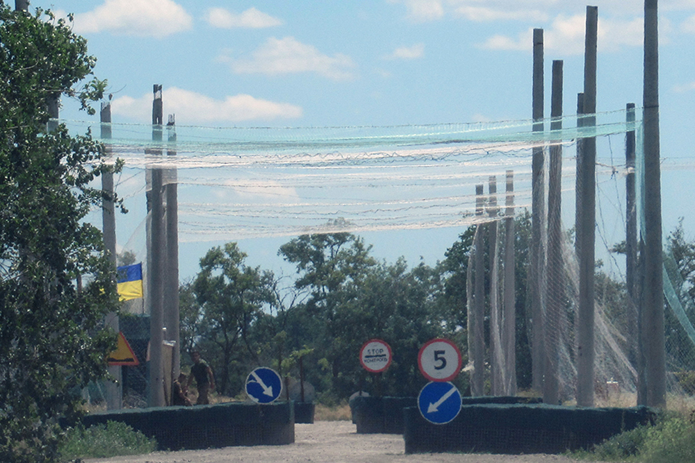 Dans la région de Kherson le 12 juillet 2026, pourtant situé à 50 kilomètres de la rive gauche du Dniepr occupée par l'armée russe, ce poste de contrôle routier est équipé de filets anti-drones FPV. La région de Kherson et la ville de Kherson sp