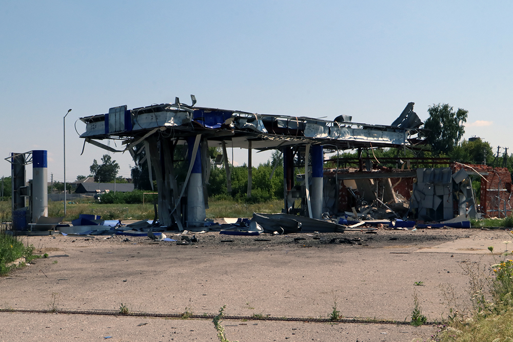 Depuis environ trois mois, les Russes ciblent systématiquement les stations-services, d'abord de nuit, dorénavant en plein jour comme ce fut le cas à Kyiv le 11 septembre. A l'ouest de Kharkiv le 6août 2026, photographie Thierry Birrer.