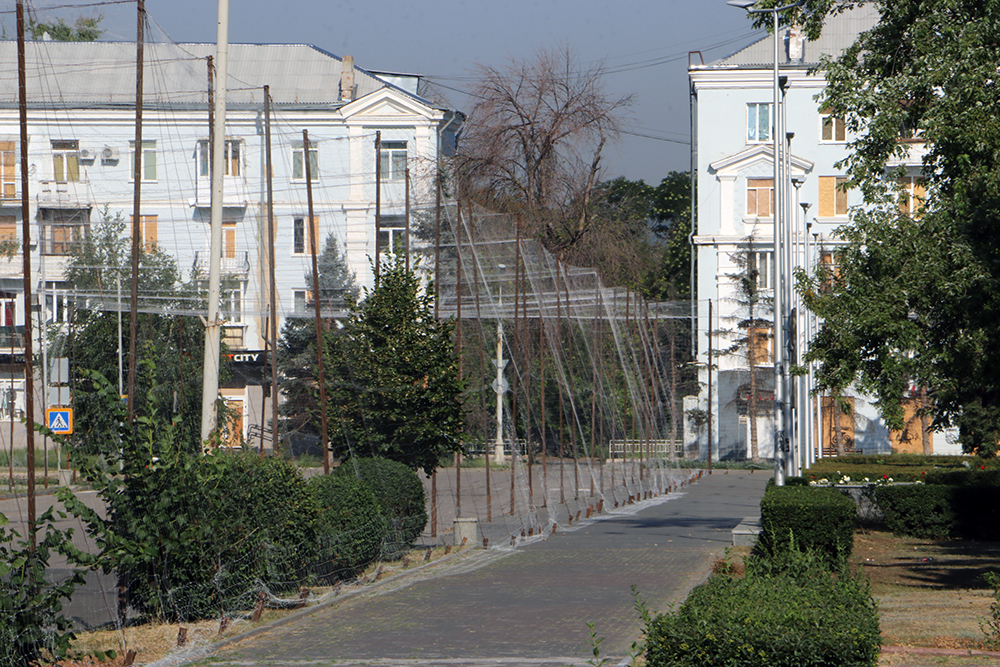 A Kramatorsk le 8 août 2026. Les tunnels de filets sont installés au-dessus des rues mais rien ne protège les piétons sur les trottoirs comme ici au square Myru. Photographie Thierry Birrer.